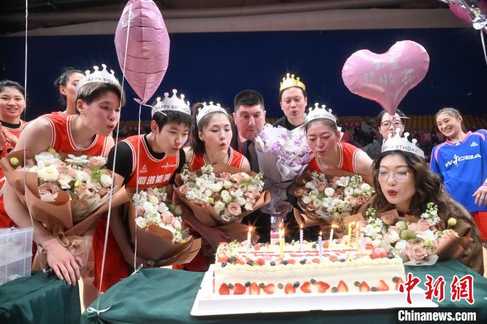 WCBA四川女篮主场迎来十九连胜，赛后举行集体生