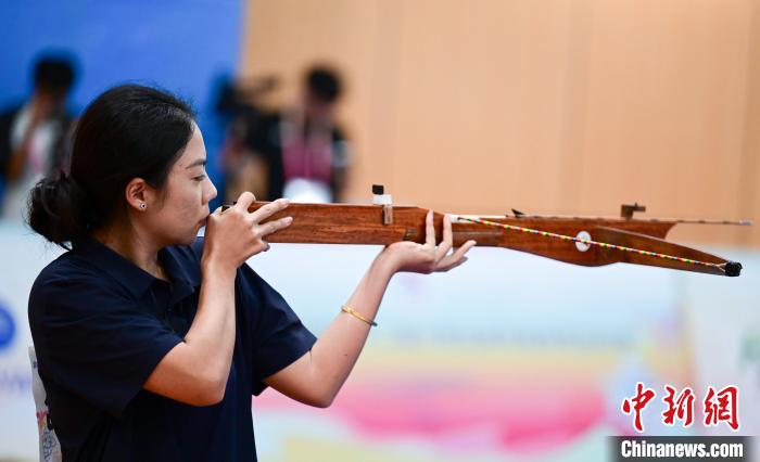 最炫民族风再现：贵州龙舟遥遥领先，云南射弩