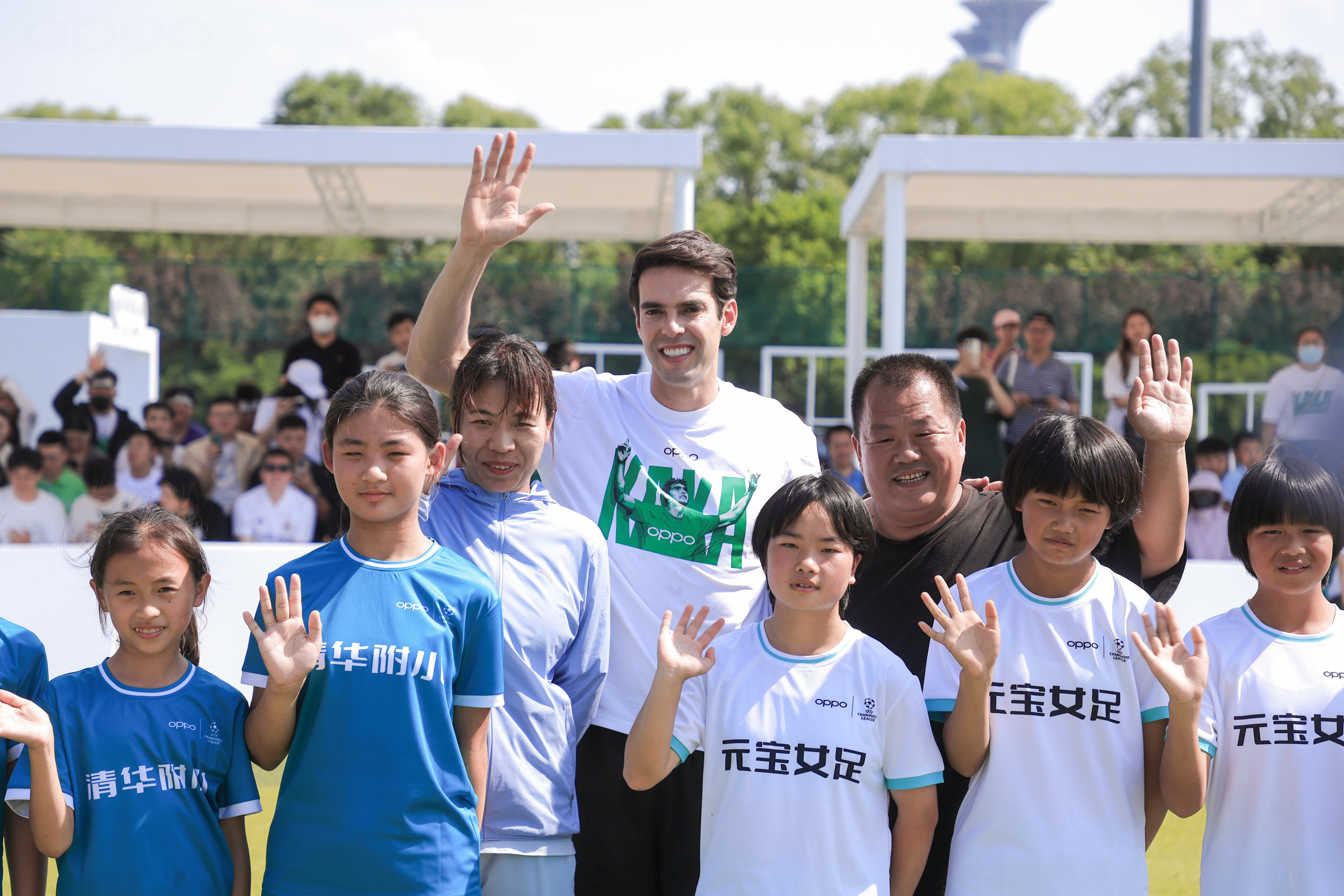 巴西球星卡卡指导贵州元宝女足与清华附小小球