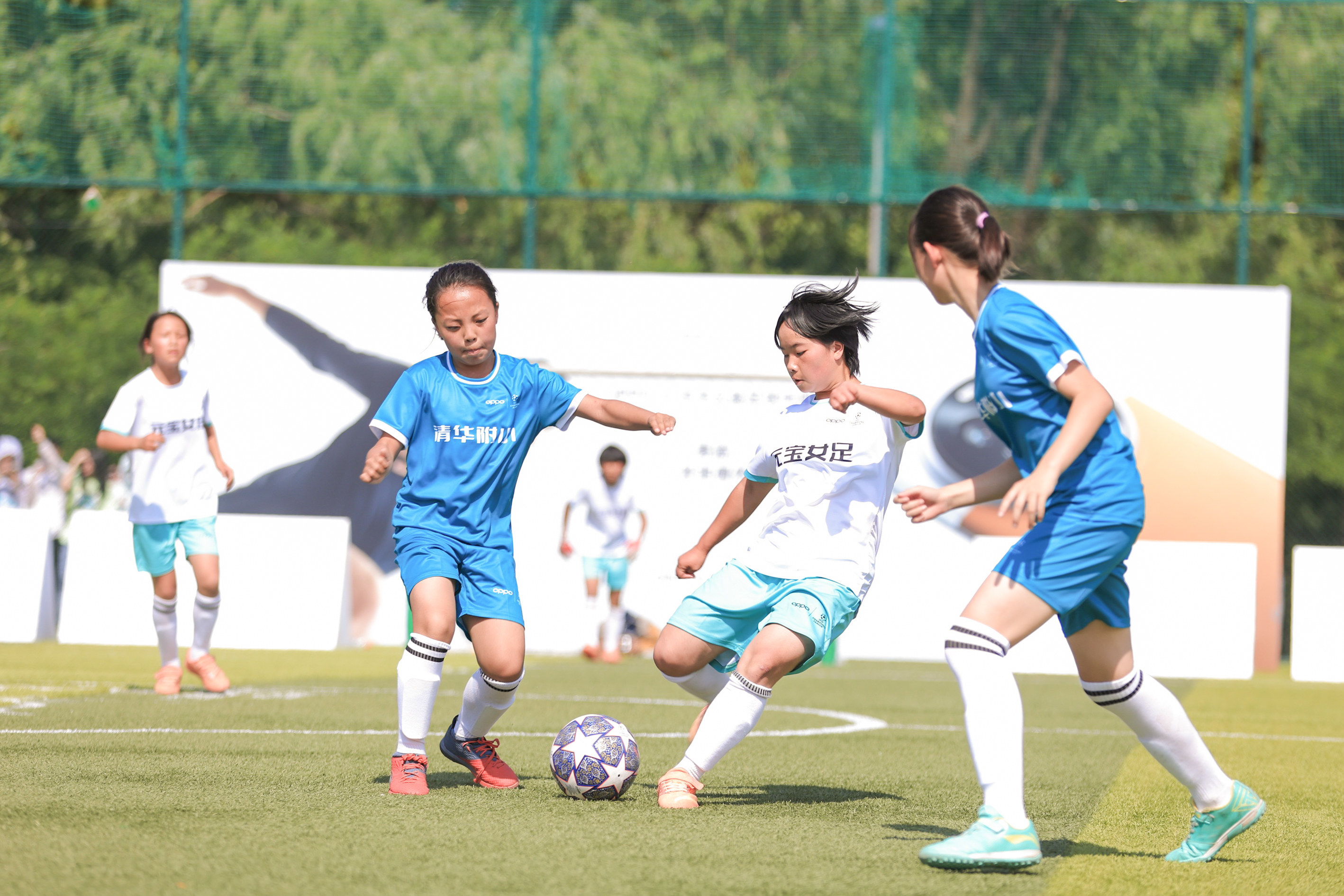 巴西球星卡卡指导贵州元宝女足与清华附小小球