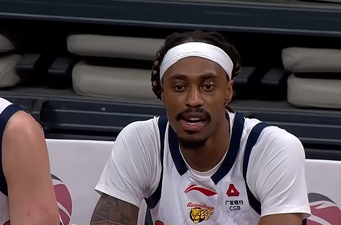 杜锋重用麦考尔广东队输球换状态