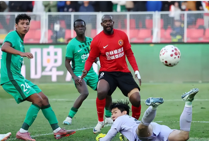 中超门将韩镕泽手球领黄牌引争议