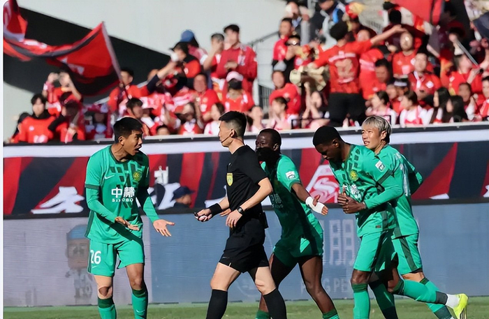 中超门将韩镕泽手球领黄牌引争议